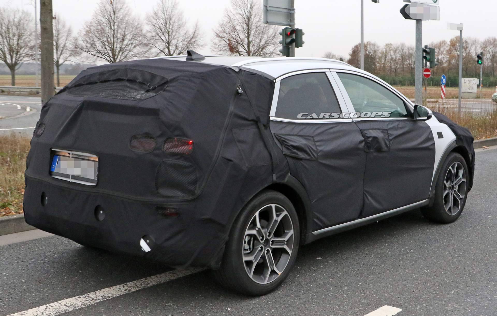 2020 Kia Ceed crossover spy shots 33 2020 Kia XCeed Crossover Spied Testing Against VW T-Roc