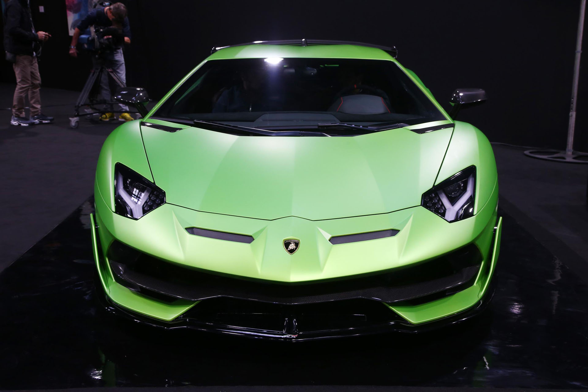 2019-lamborghini-aventador-svj_paris-live-np_08 Lamborghini Aventador SVJ Slows Down Long Enough To Sit On Paris Show Stand