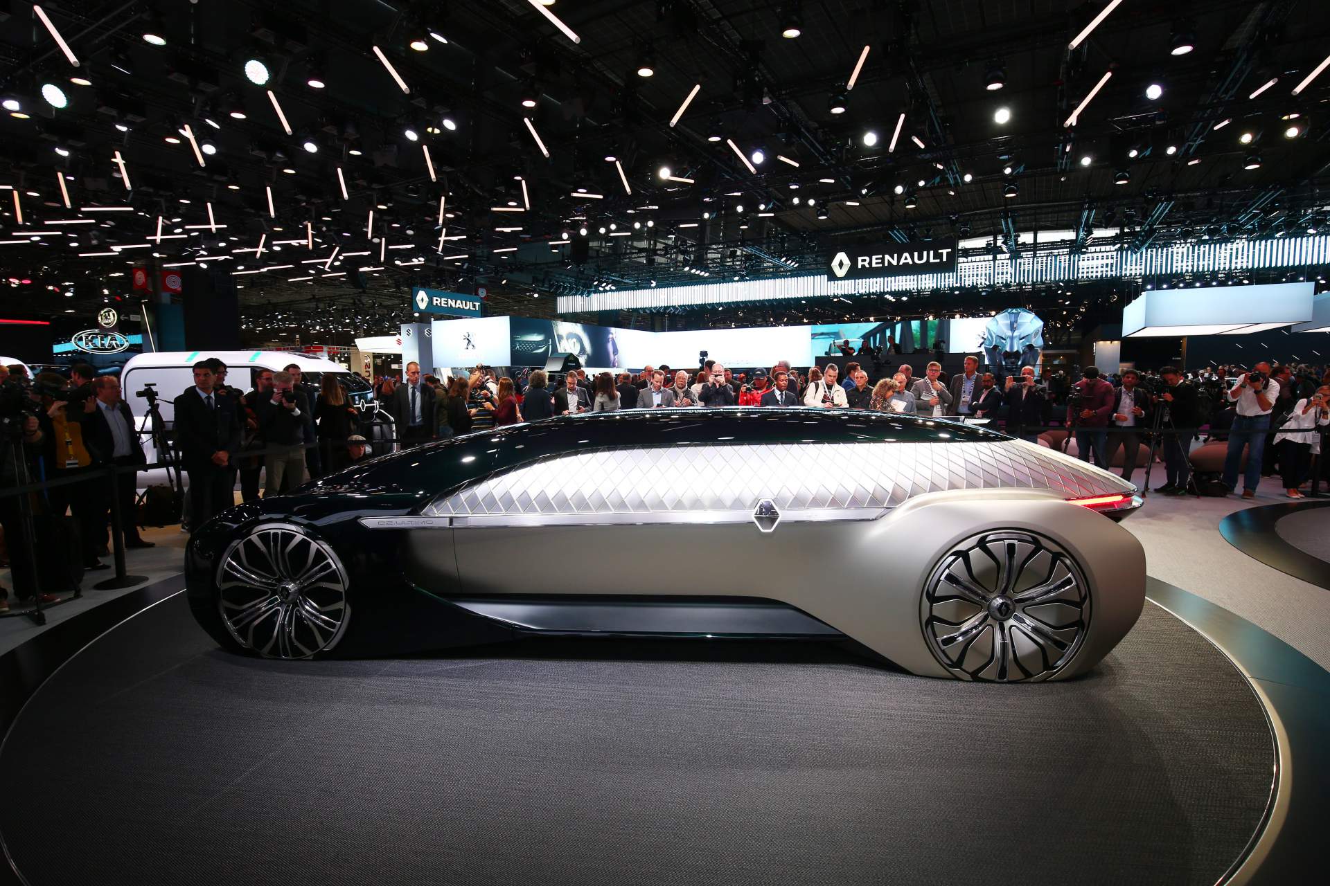 Renault EZ Ultimo Concept at Paris Auto Show 11 Renault EZ-Ultimo Concept Envisions Self-Driving Luxury Lounge