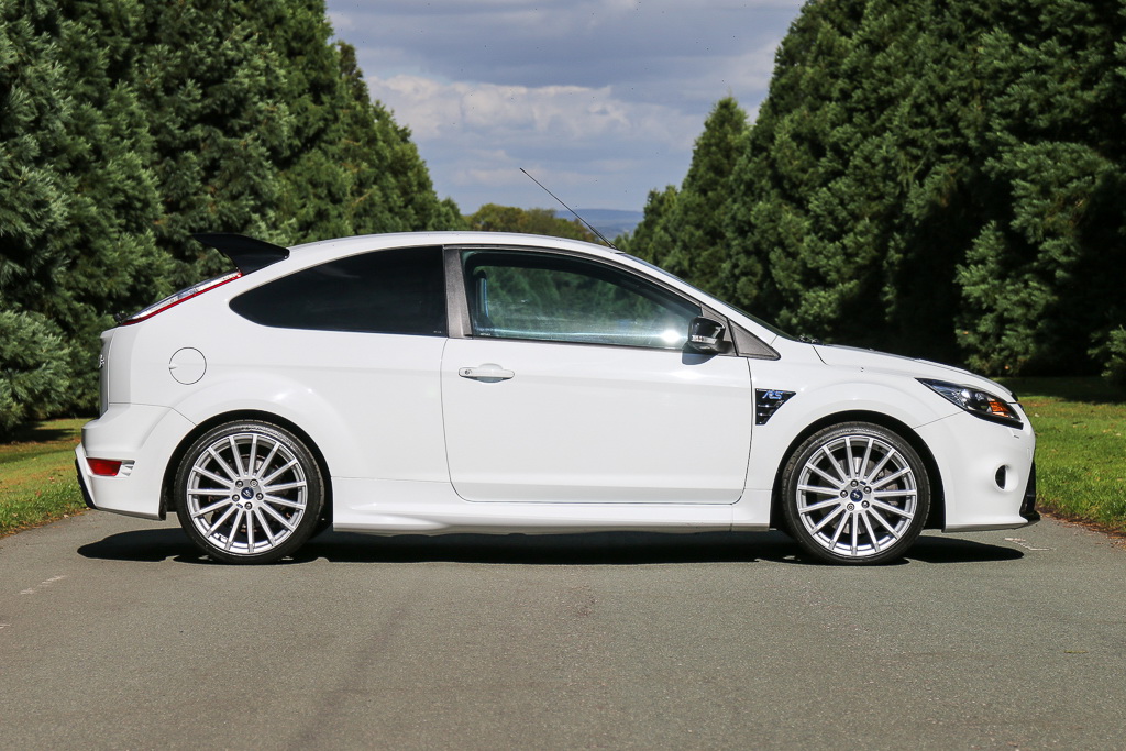 2009 ford focus rs mk2 3 Interested In A White Ford Focus RS Mk2 With Under 10k Miles?