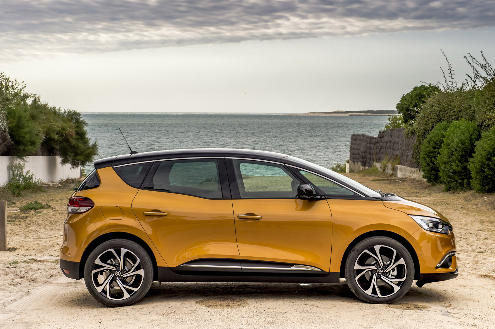 Renault-Scenic-Grand-Scenic-1 Renault Still Pondering Whether It Should Replace The Scenic