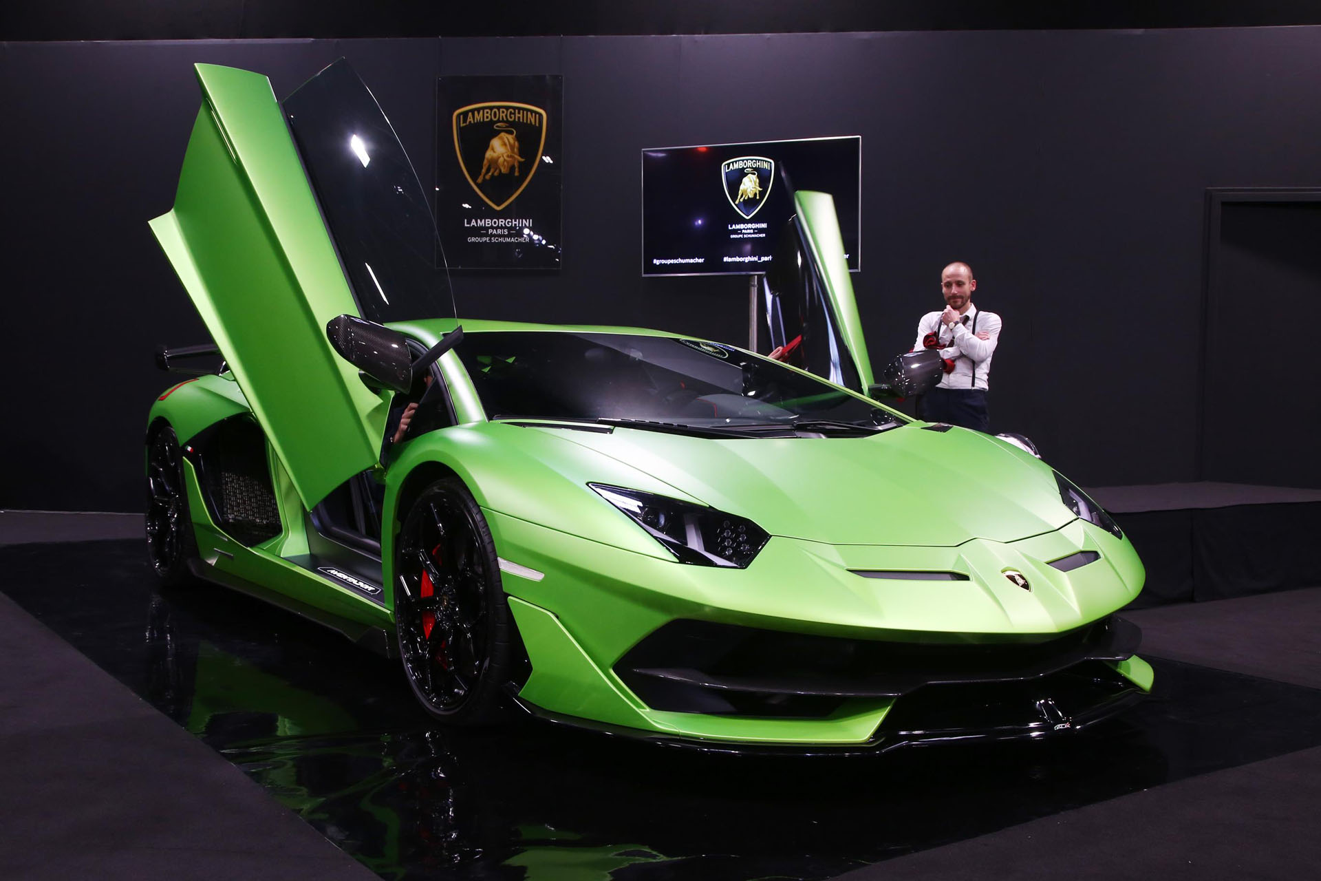 2019-lamborghini-aventador-svj_paris-live-np_10 Lamborghini Aventador SVJ Slows Down Long Enough To Sit On Paris Show Stand