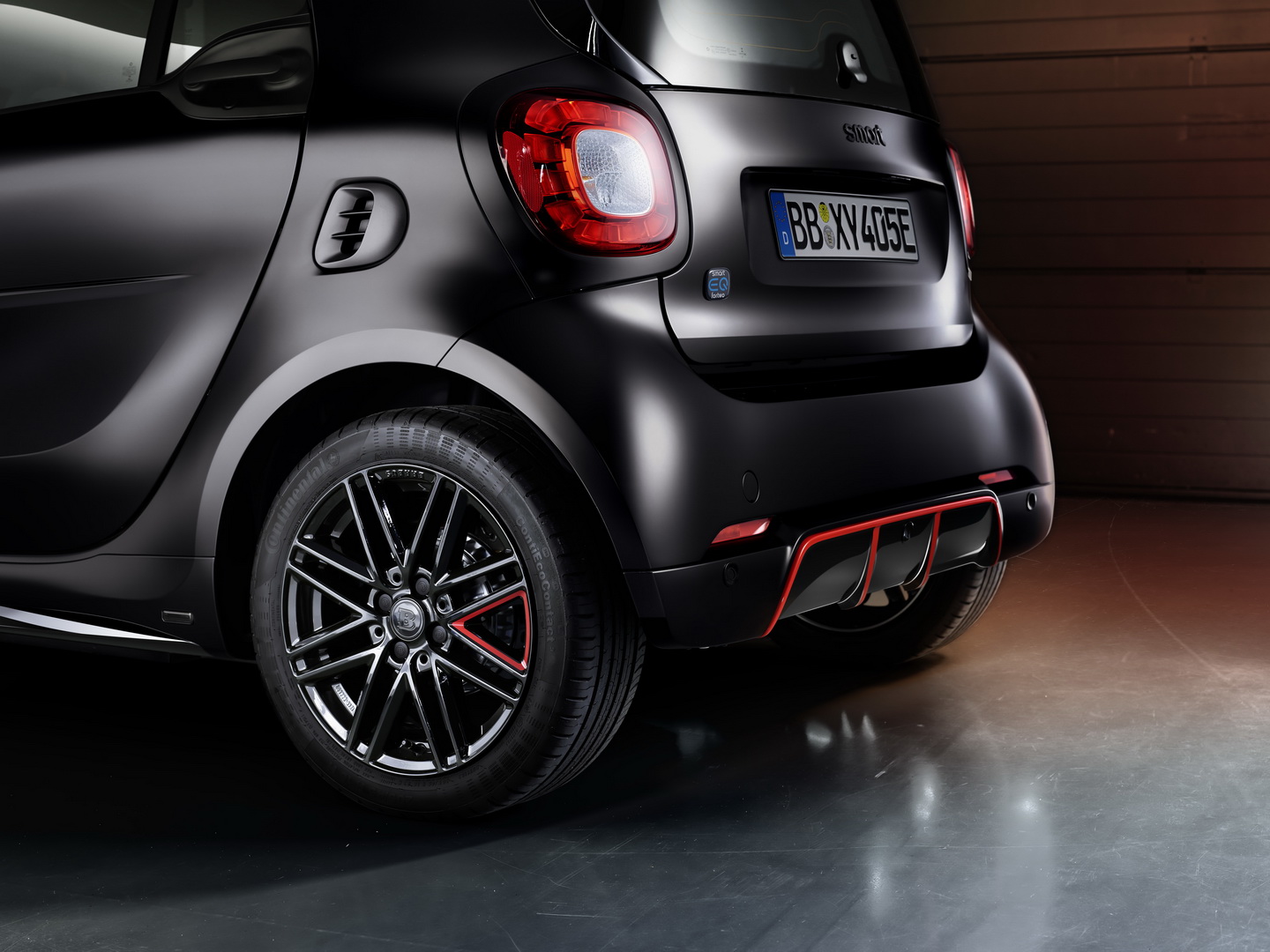 smart auf dem Pariser Autosalon 2018: Elektrisch, urban, unkonventionell
smart at the Paris Motor Show 2018: Electric, urban, unconventional Smart ForTwo Heads To The Dark Side With PureBlack Edition