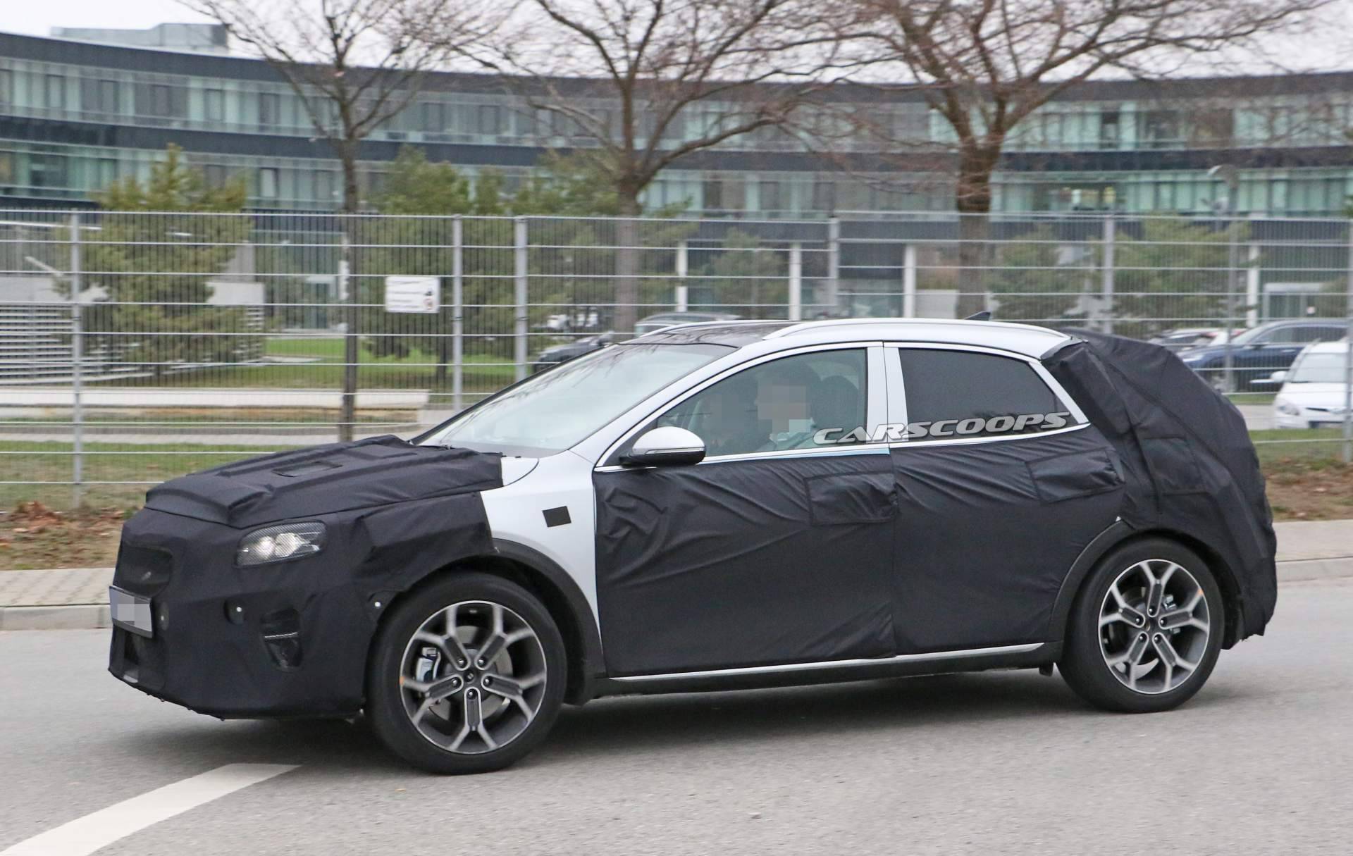 2020 Kia Ceed crossover spy shots 24 2020 Kia XCeed Crossover Spied Testing Against VW T-Roc