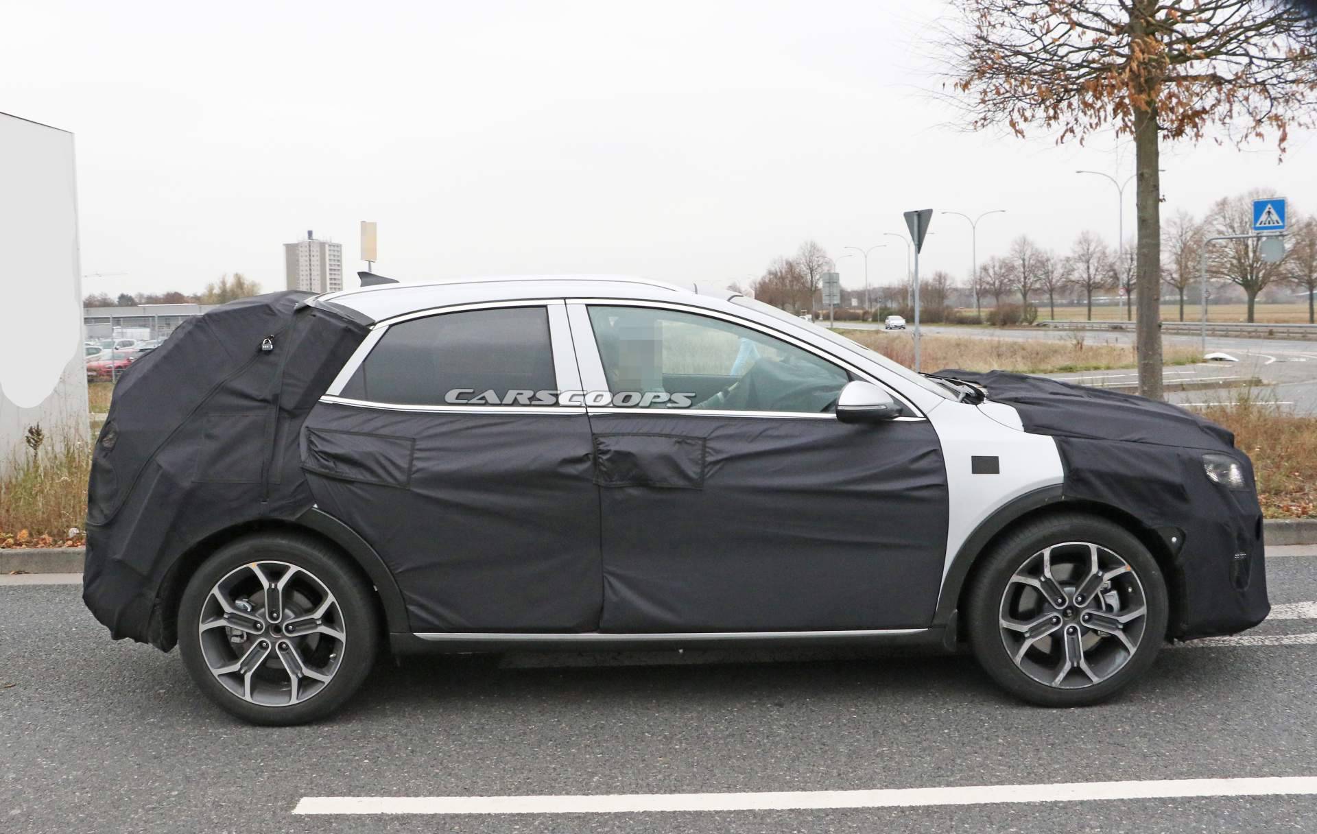 2020 Kia Ceed crossover spy shots 32 2020 Kia XCeed Crossover Spied Testing Against VW T-Roc