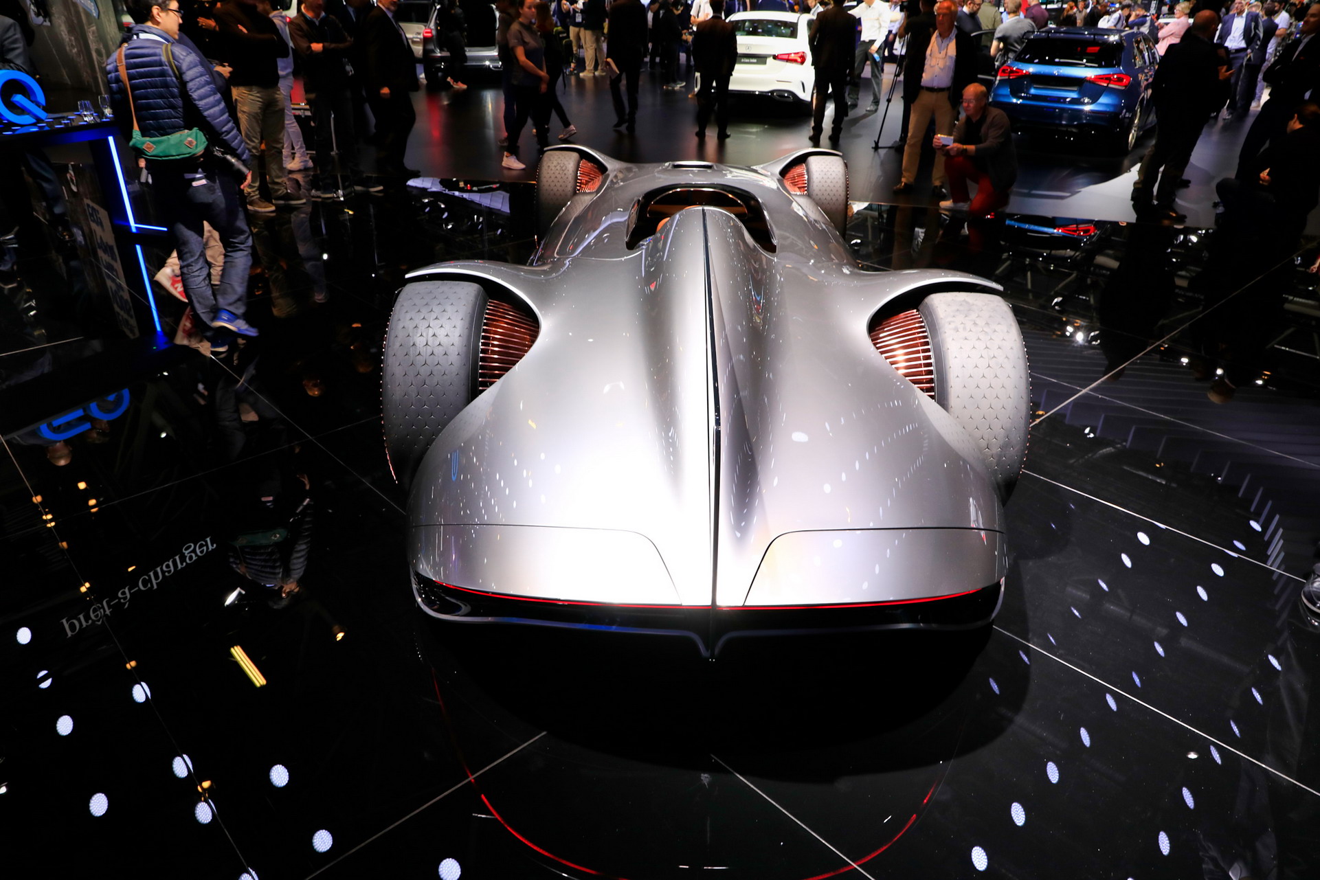 Mercedes B114 2018 Paris Auto Show Gallery: Mercedes-Benz