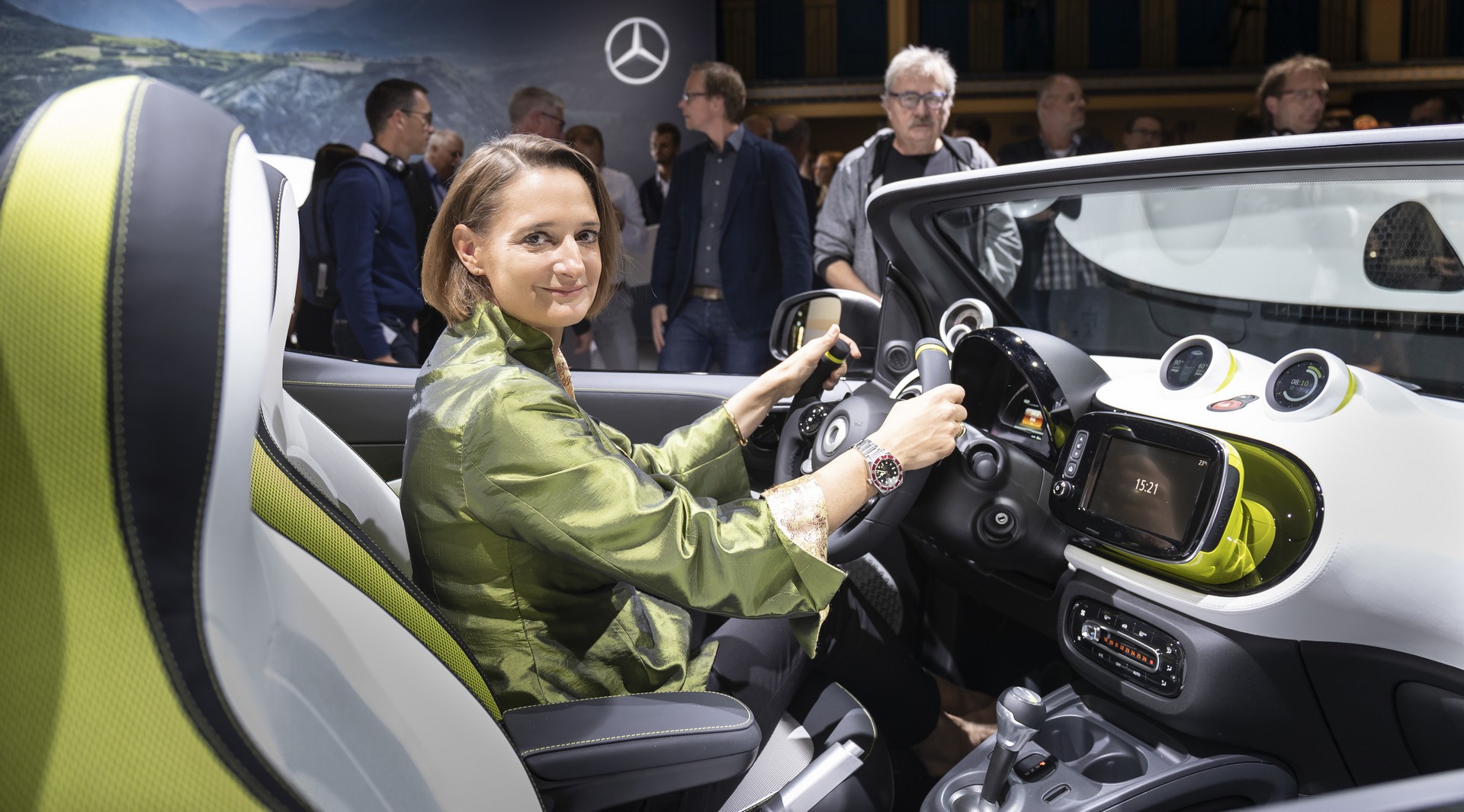 Smart-FourEase-4 Mercedes A35, GLE, EQC And Smart Forease Concept Debut In Paris