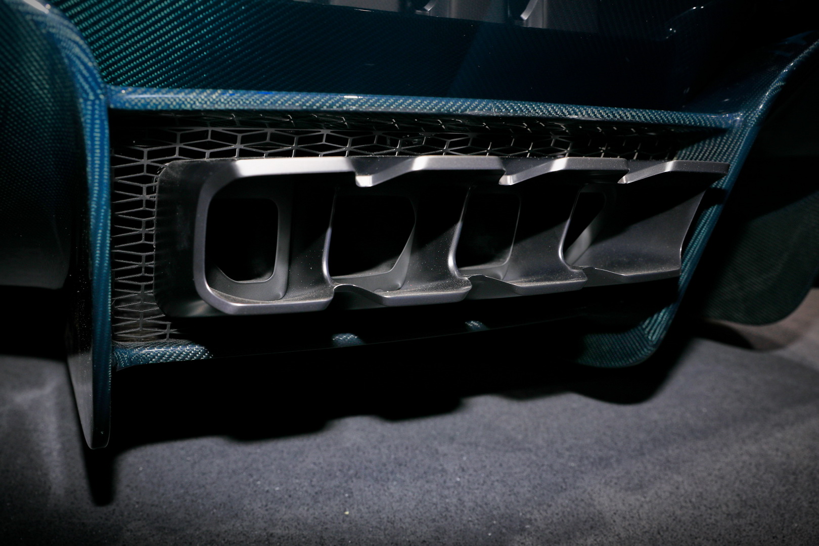 Bugatti Divo Bugatti Divo Looks Spectacular Under Any Light, Check It Out In 92 Images From Paris