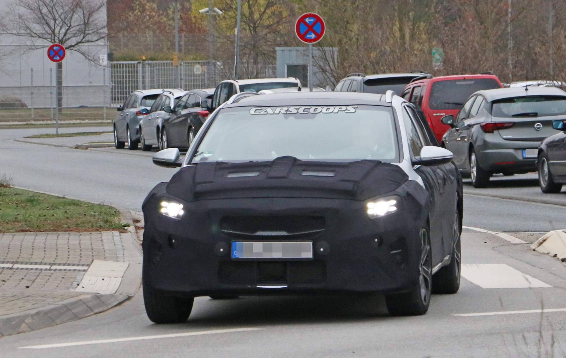 2020 Kia Ceed crossover spy shots 20 2020 Kia XCeed Crossover Spied Testing Against VW T-Roc