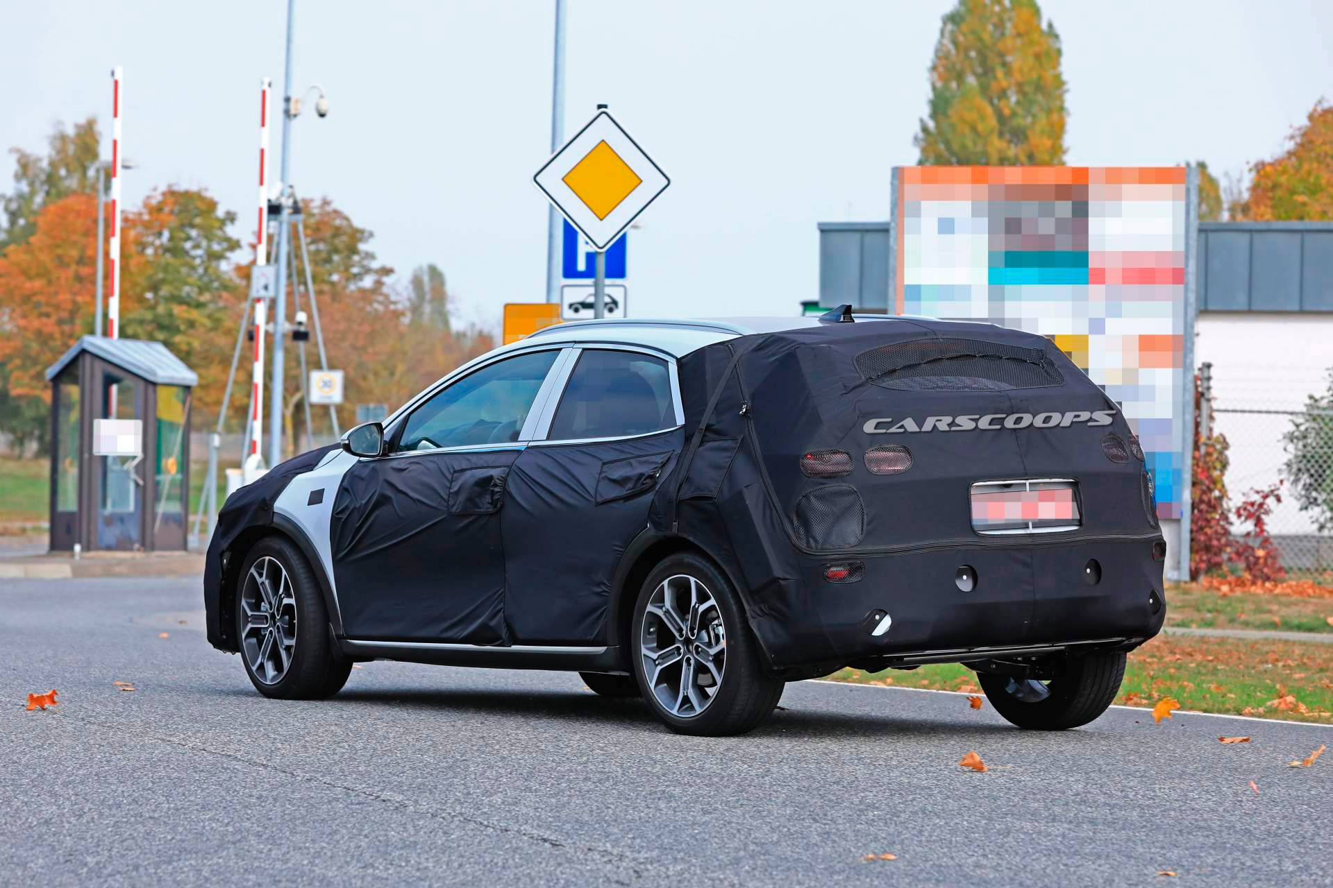 2010 Kia Ceed SUV spy shots 8 2020 Kia XCeed Crossover Spied Testing Against VW T-Roc