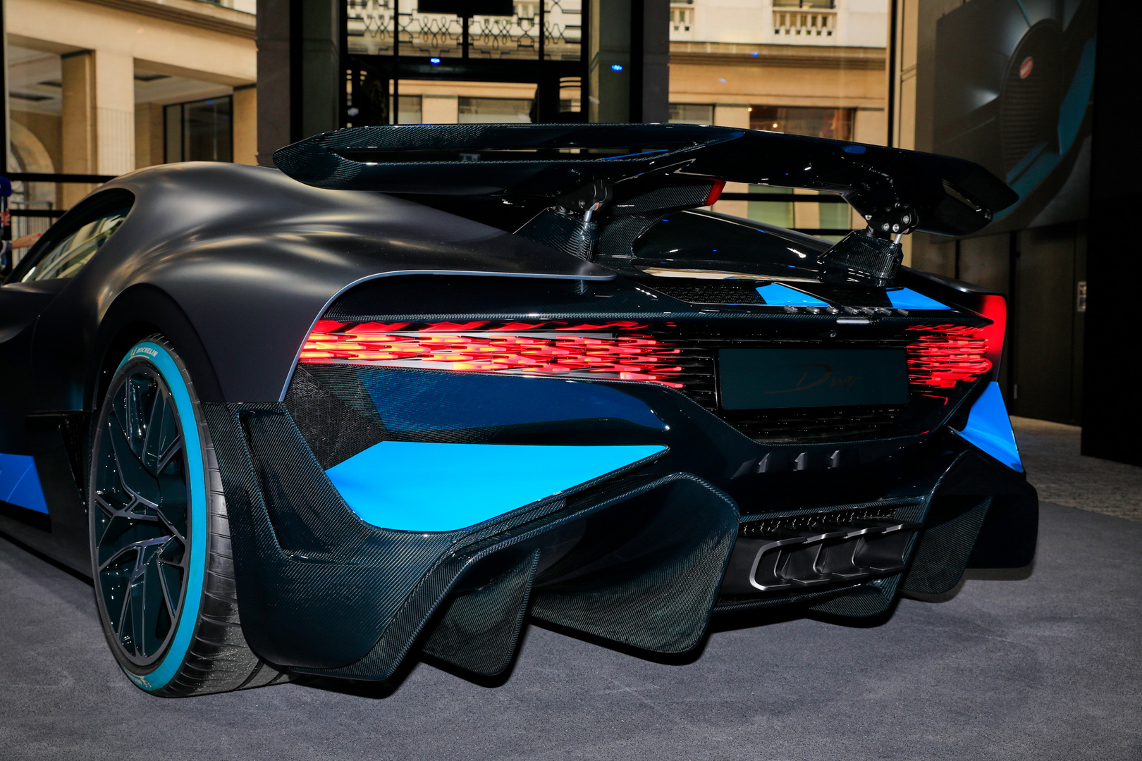 Bugatti Divo Bugatti Divo Looks Spectacular Under Any Light, Check It Out In 92 Images From Paris
