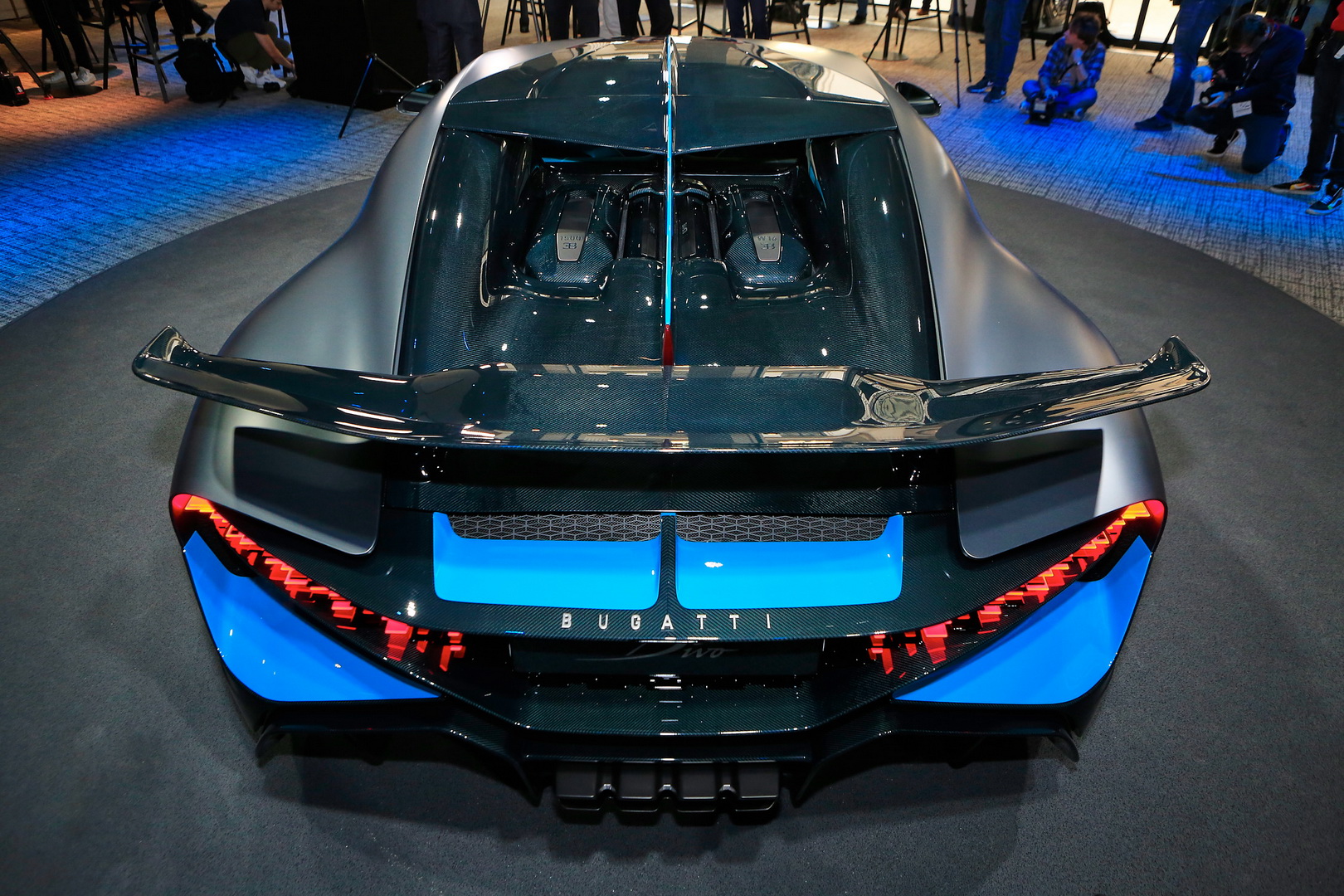 Bugatti Divo Bugatti Divo Looks Spectacular Under Any Light, Check It Out In 92 Images From Paris