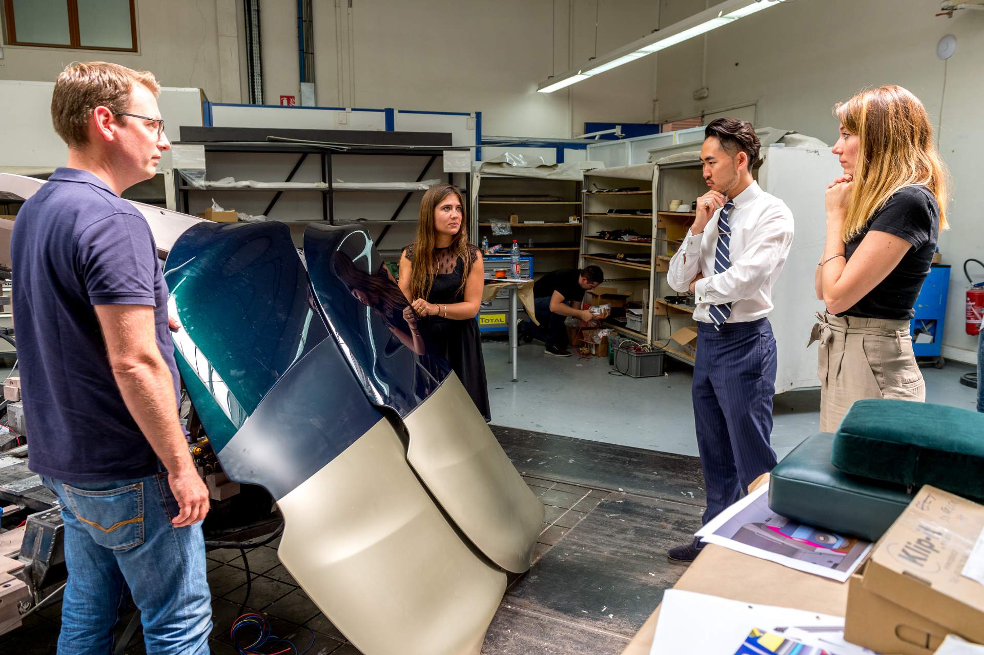 Renault EZ Ultimo Concept 79 Renault EZ-Ultimo Concept Envisions Self-Driving Luxury Lounge