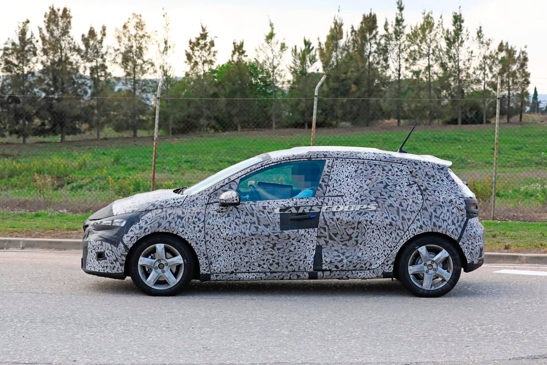 2019 Renault Clio spy shots 15 2019 Renault Clio Spied Looking More Familiar As It Drops Padded Camo