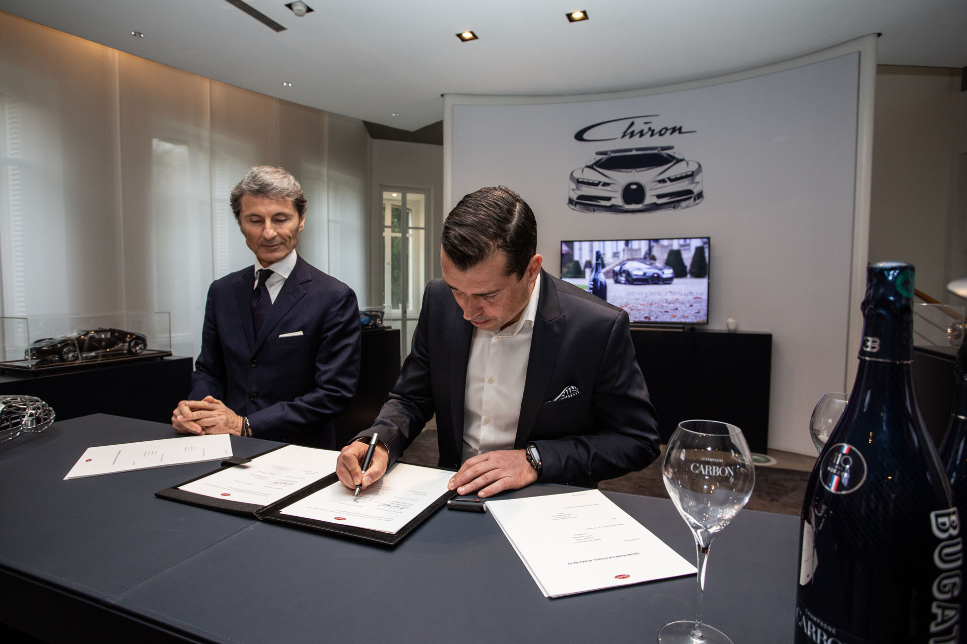 bugatti-carbon-champagne-03 Champagne Carbon Bottles The Bugatti Of Bubbly With ƎB.01