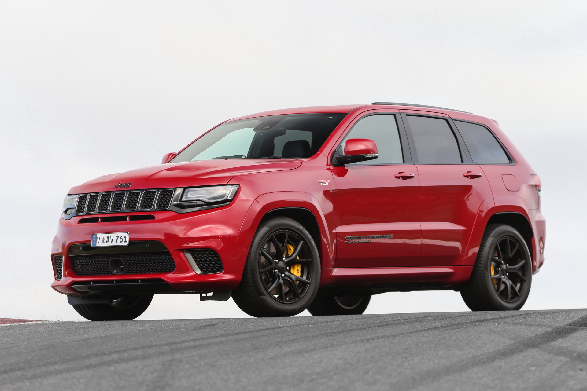 2019-Jeep-Trackhawk-UK-02 Jeep Brings 20 Of Its 700HP Trackhawks To The UK, Get It For £89,999