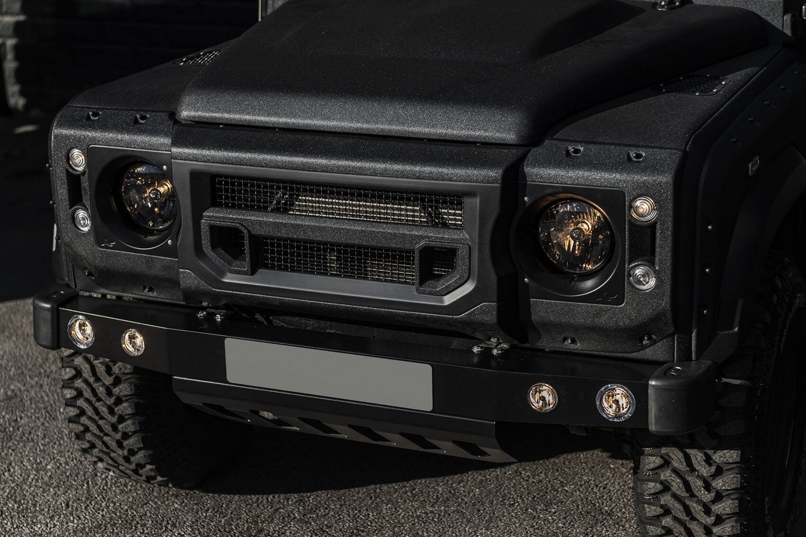 land rover defender kahn design chelsea truck company 18 $90k Bespoke Land Rover Defender Pickup Is Ready For The Armageddon