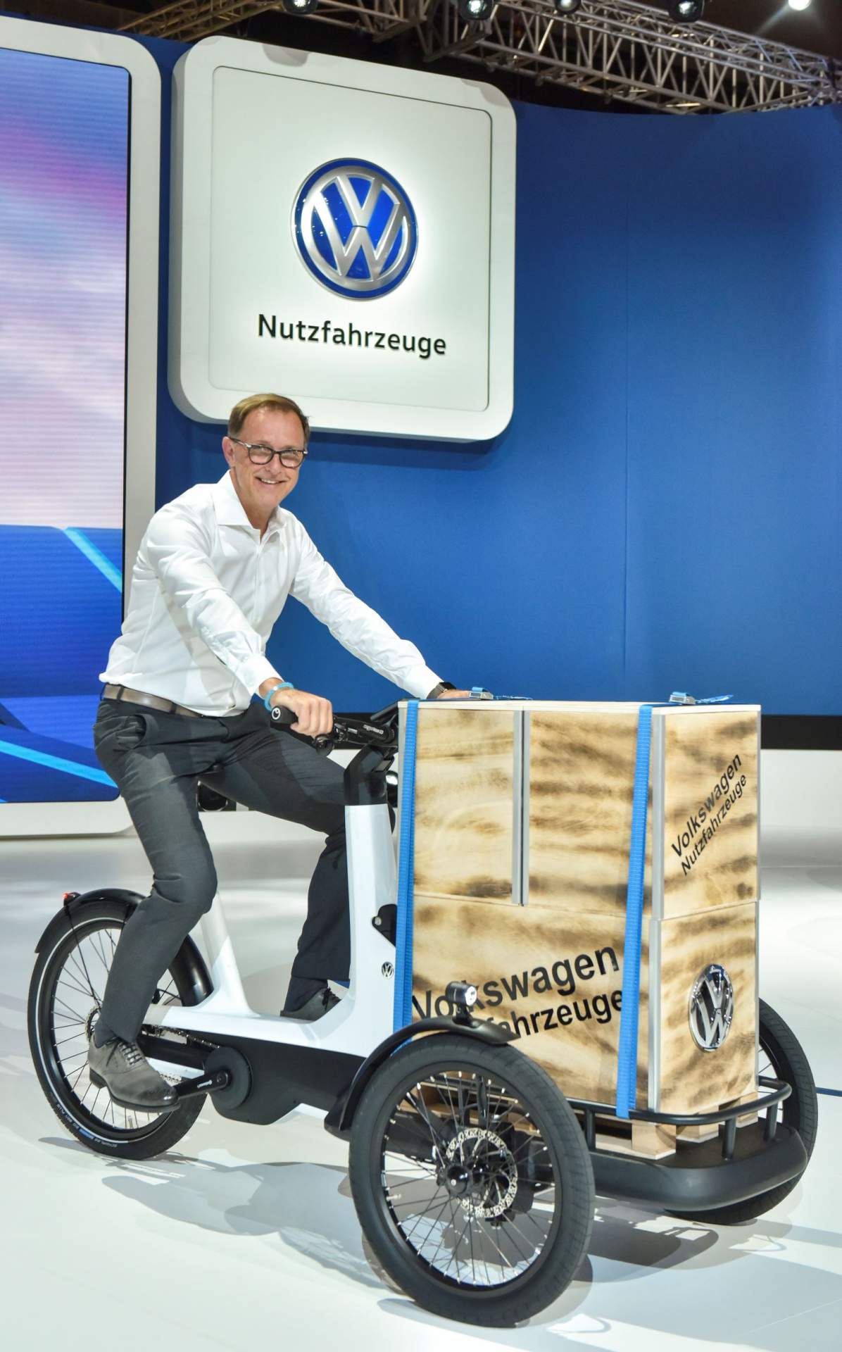 VW Cargo e-Bike 1 VW Cargo e-Bike Punches Above Its Weight With 463-Pound Payload
