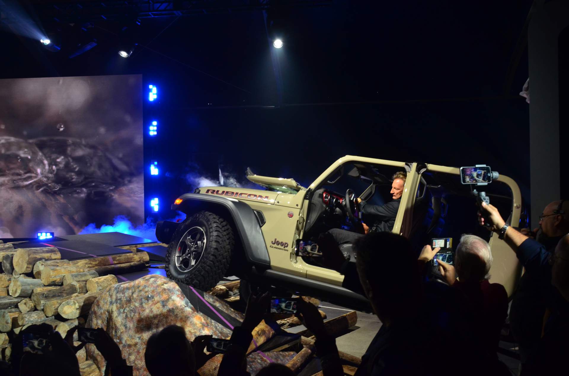 2020 Jeep Gladiator at 2018 LA Auto Show 27 2020 Jeep Gladiator Just Can’t Wait To Tackle Some Off-Road Trails