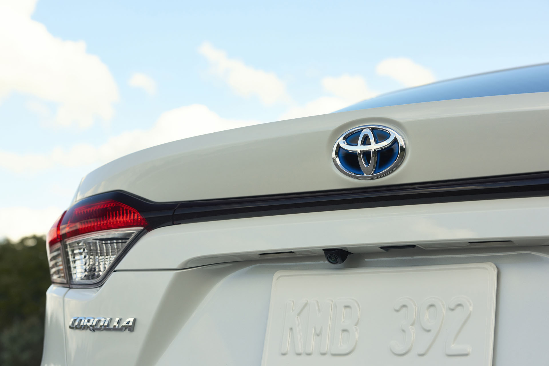 2020-toyota-corolla-hybrid-sedan-02 2020 Toyota Corolla Hybrid Sedan Is An Undercover Prius
