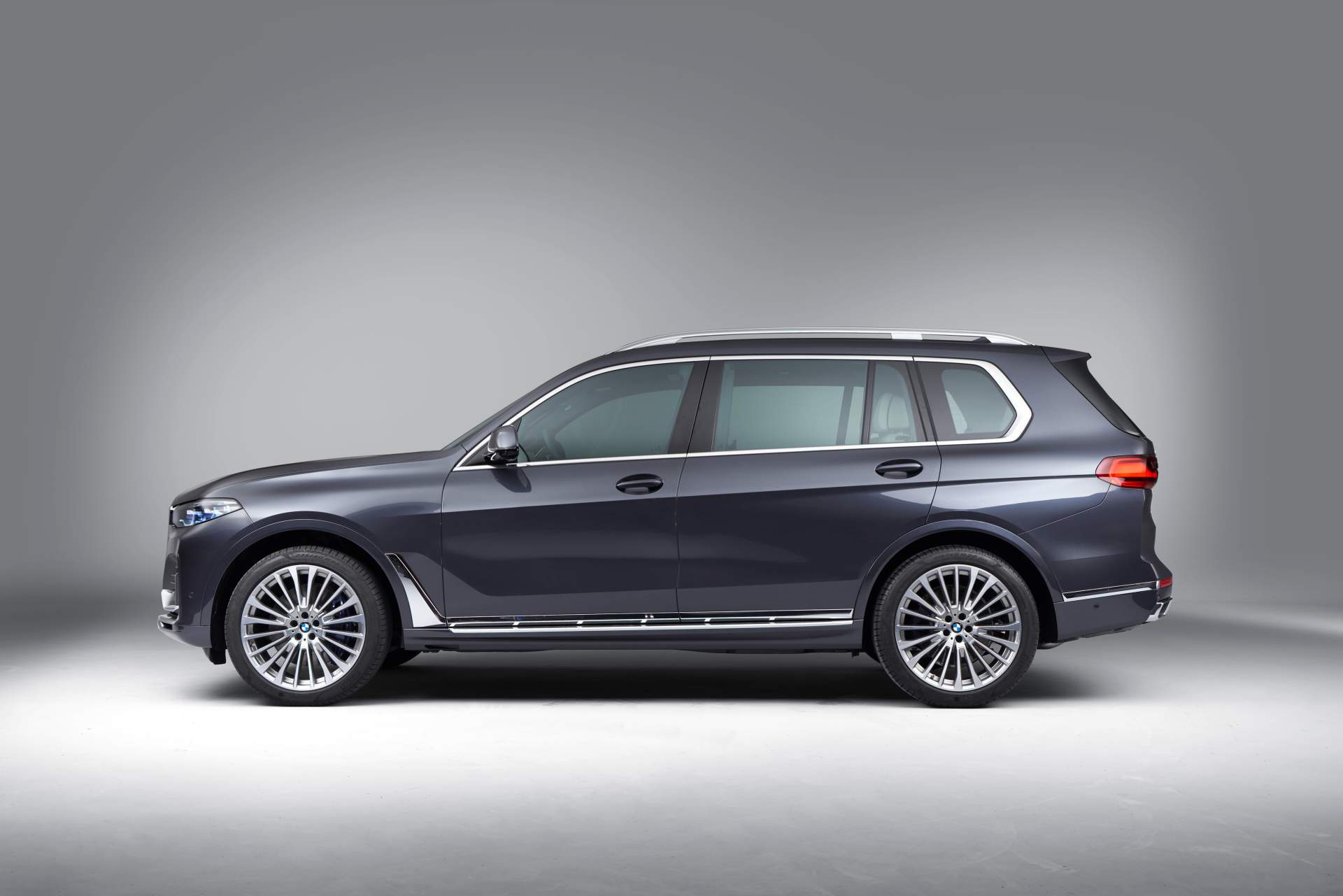 2019 BMW X7 89 The New BMW X7 Is So Big It Barely Fits In The Photos