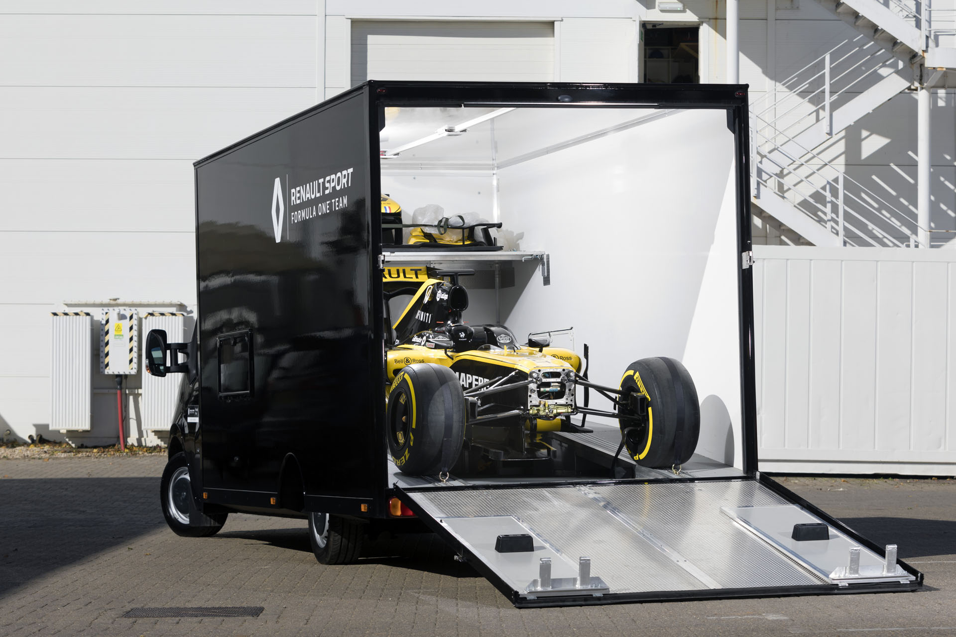 Renault_Master_conversion_scores_points_with_Renault_Sport_Formula_One_Team--15013 copy_1 When It’s In A Hurry, Renault Transports Its F1 Cars Using A Mid-Size Van