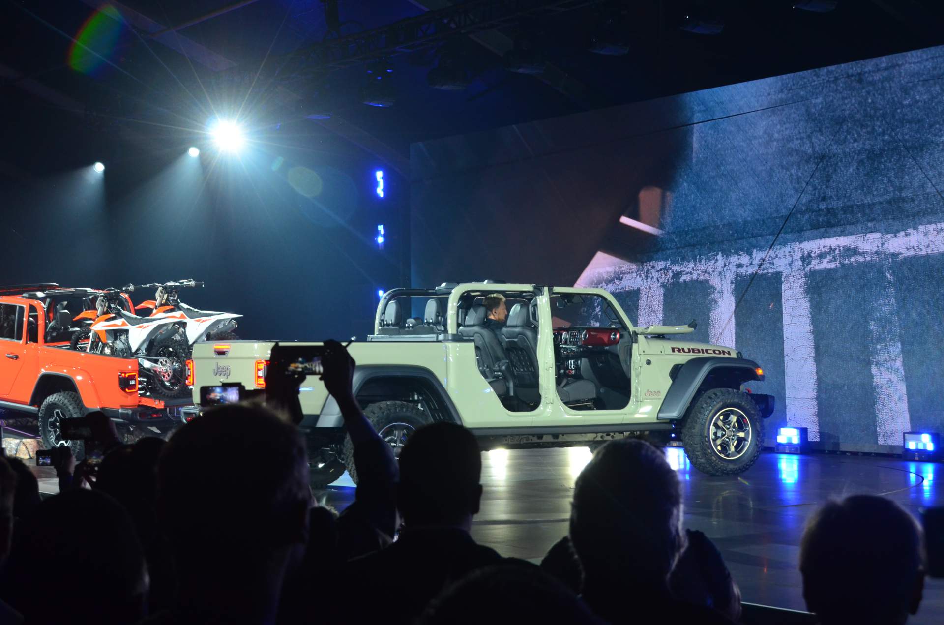 2020 Jeep Gladiator at 2018 LA Auto Show 45 2020 Jeep Gladiator Just Can’t Wait To Tackle Some Off-Road Trails