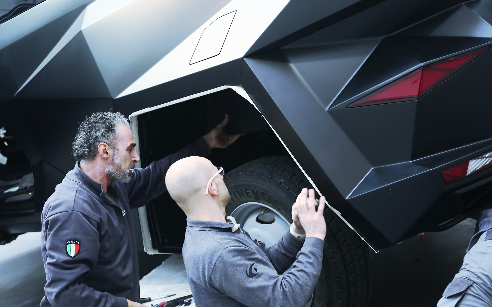 karlmann king la live pics 27 Karlmann King Luxury Truck Is Ready To Put The ‘Gold’ In Golden State