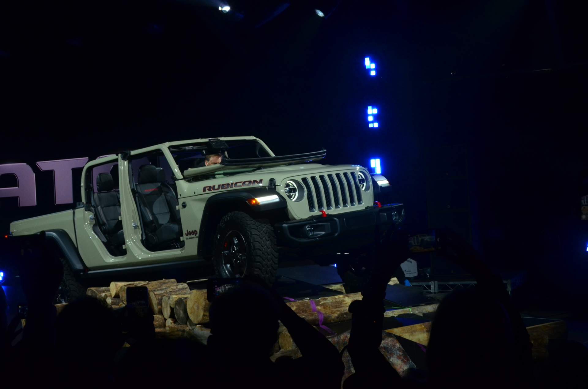 2020 Jeep Gladiator at 2018 LA Auto Show 52 2020 Jeep Gladiator Just Can’t Wait To Tackle Some Off-Road Trails