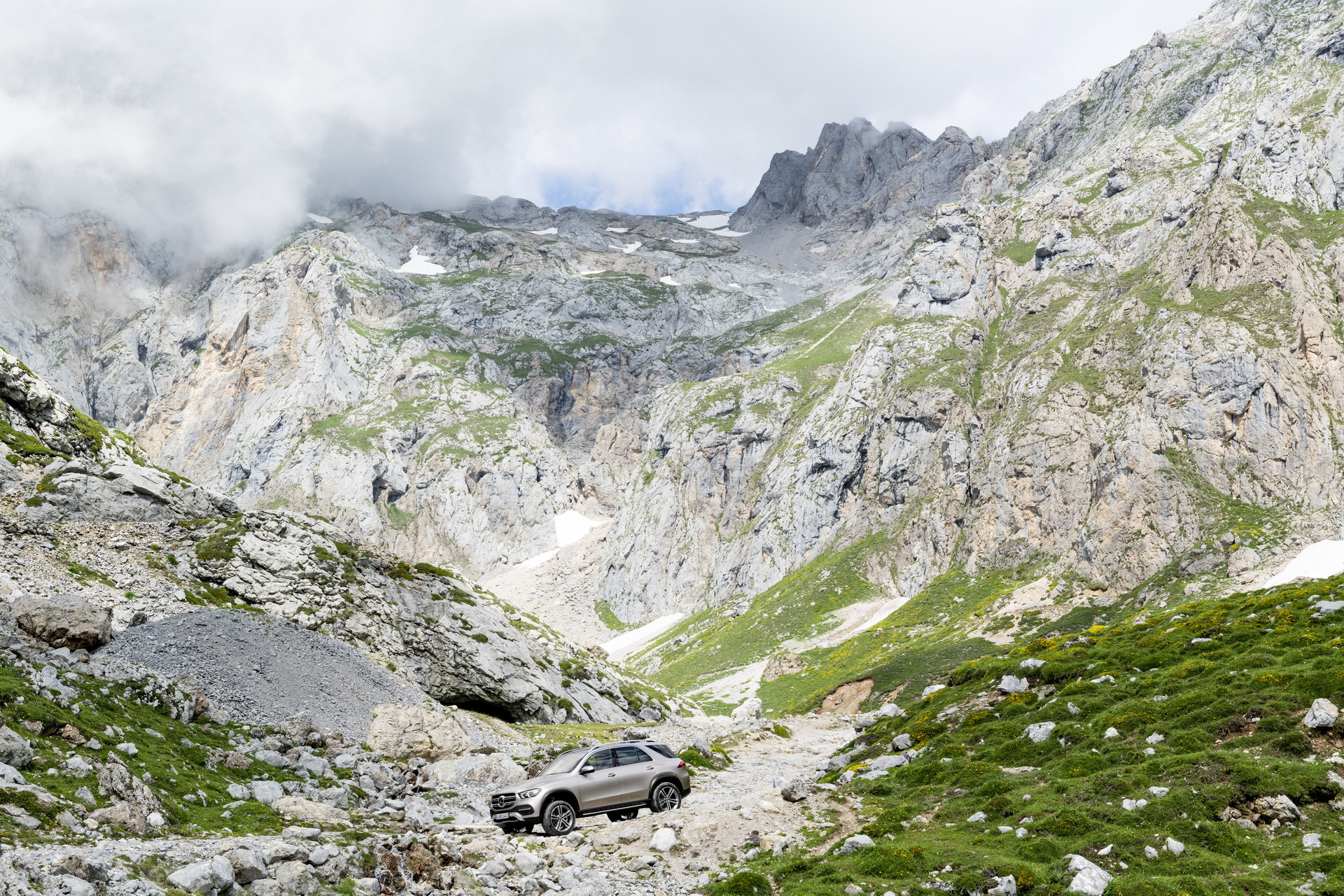 Mercedes-GLE-02 New Mercedes GLE Has The Moves – And It’ll Rock Itself Free If You Get Stuck Off-Road