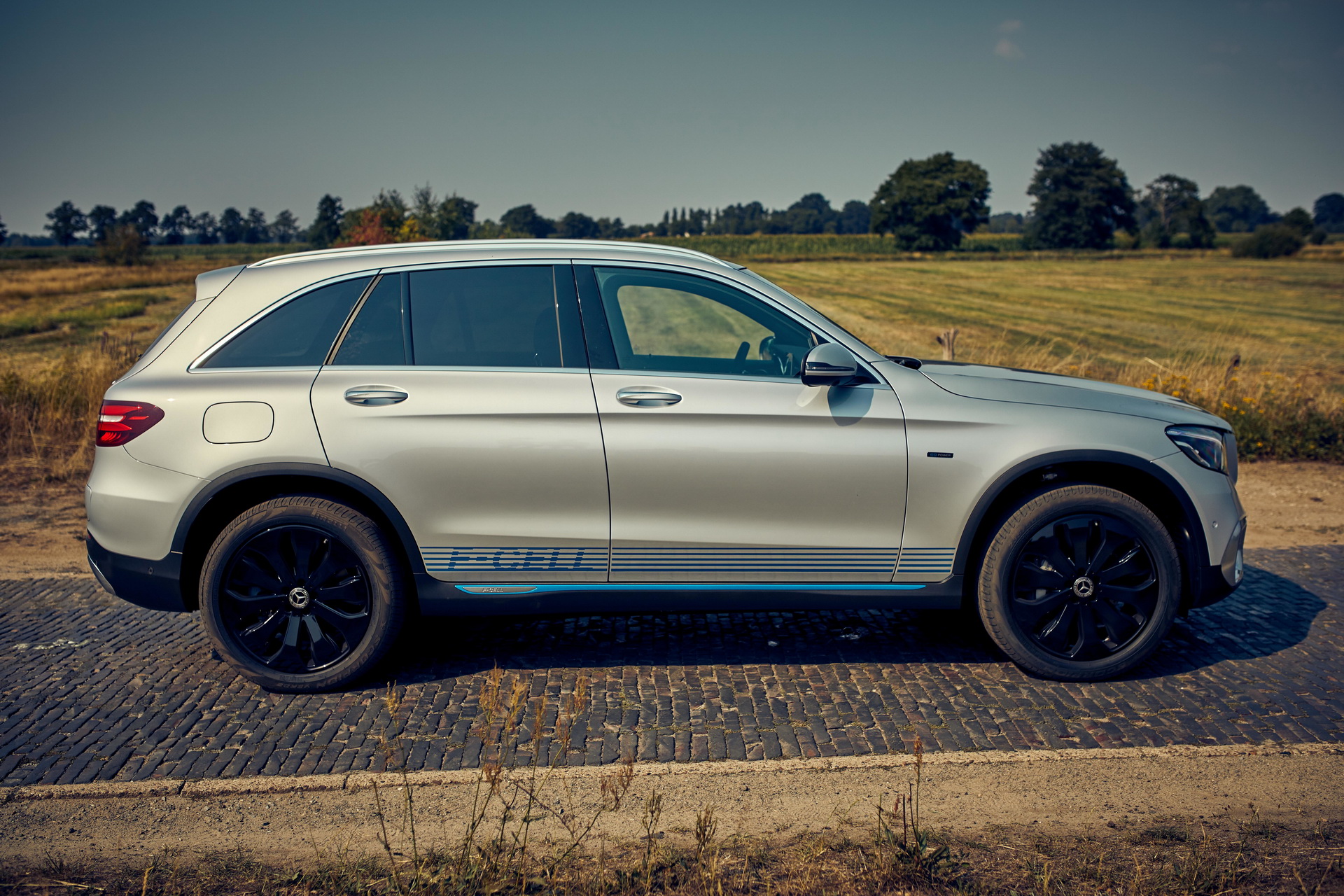 2019-Mercedes-GLC-FCell-04 New Mercedes GLC F-Cell Is The World’s First Plug-In Hybrid That Can Run On Hydrogen