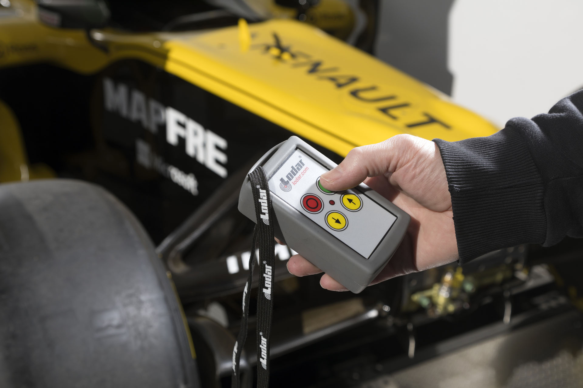 Renault_Master_conversion_scores_points_with_Renault_Sport_Formula_One_Team--15014 copy_1 When It’s In A Hurry, Renault Transports Its F1 Cars Using A Mid-Size Van