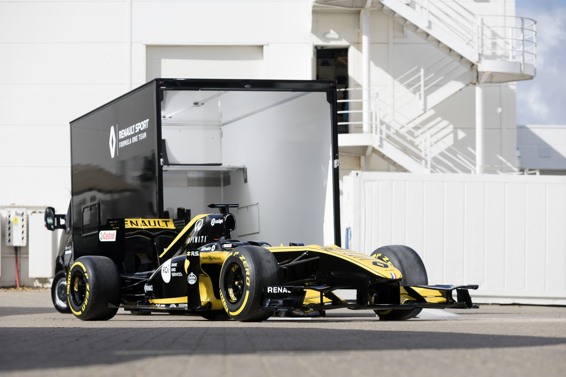 Renault_Master_conversion_scores_points_with_Renault_Sport_Formula_One_Team--15019 copy_1 When It’s In A Hurry, Renault Transports Its F1 Cars Using A Mid-Size Van