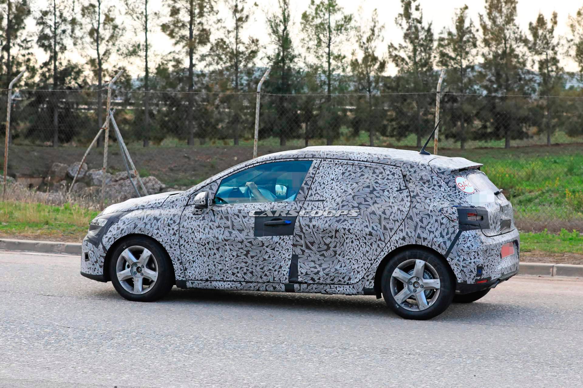 2019 Renault Clio spy shots 16 2019 Renault Clio Spied Looking More Familiar As It Drops Padded Camo
