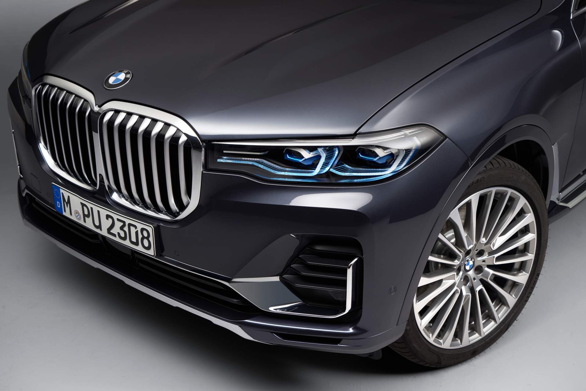 2019 BMW X7 66 The New BMW X7 Is So Big It Barely Fits In The Photos