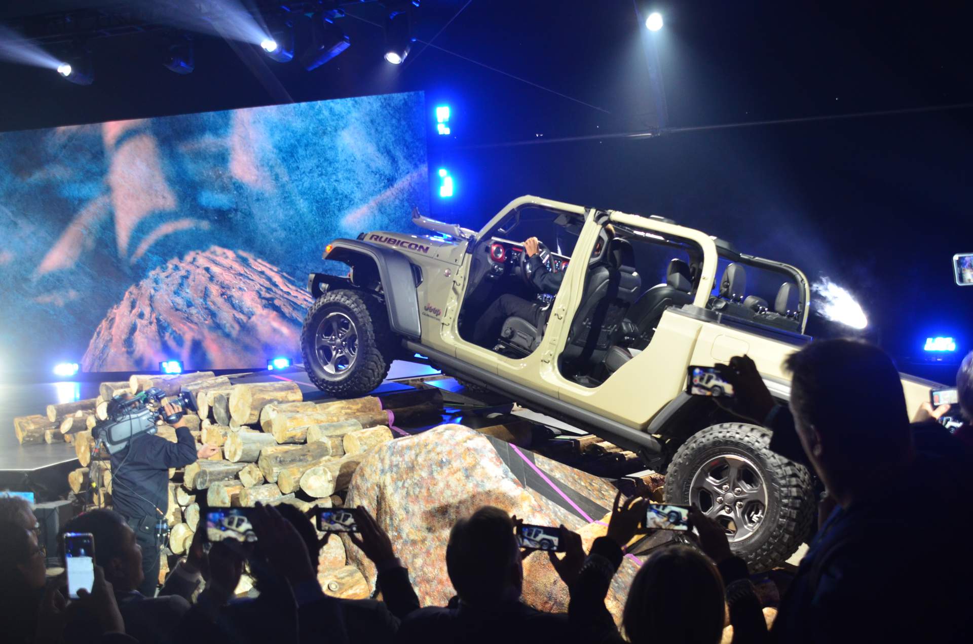 2020 Jeep Gladiator at 2018 LA Auto Show 30 2020 Jeep Gladiator Just Can’t Wait To Tackle Some Off-Road Trails