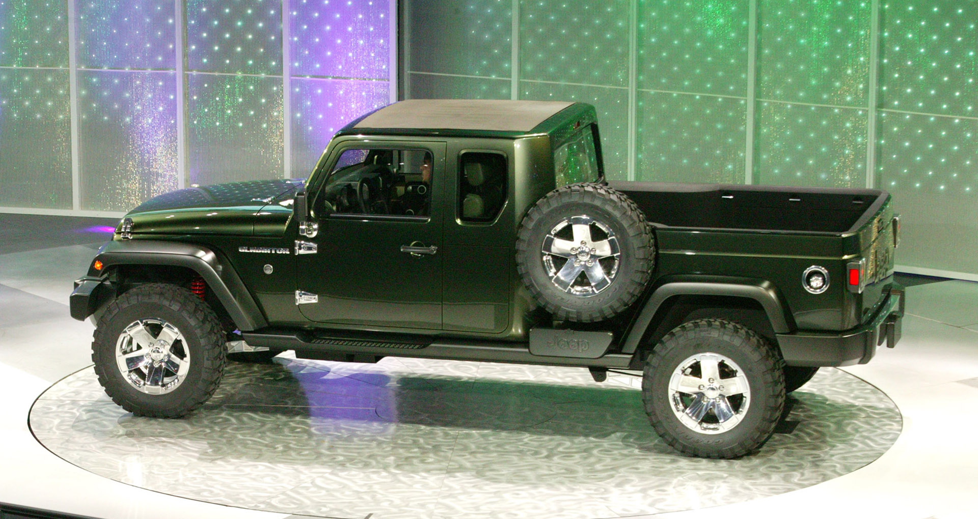 2005-jeep-gladiator-concept-05 Jeep Wrangler Pickup Tipped To Be Called ‘Gladiator’ Instead Of ‘Scrambler’