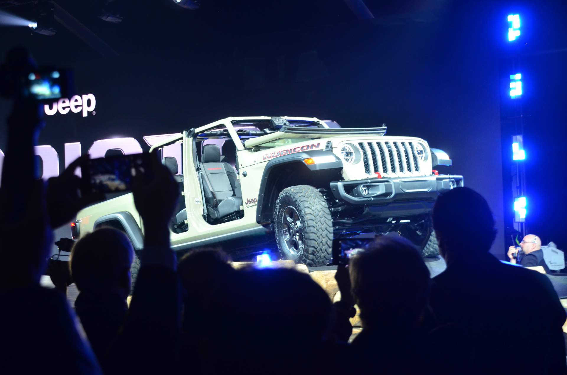 2020 Jeep Gladiator at 2018 LA Auto Show 49 2020 Jeep Gladiator Just Can’t Wait To Tackle Some Off-Road Trails
