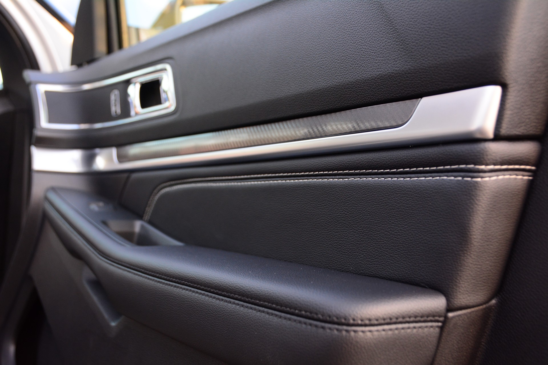 Ford-Explorer-Sport-SEMA-5 Ford Teams Up With Charity To Help Kids With Cancer Build An Explorer Sport For SEMA