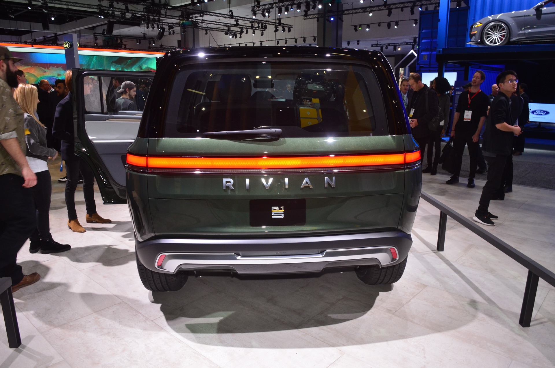 Rivian R1S SUV 2 Rivian R1S SUV Is A 7-Seater Electric SUV With A Range In Excess Of 410 Miles