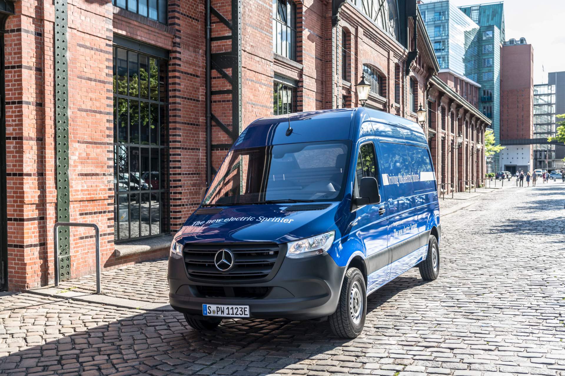 eDrive@VANs next level: Lokal emissionsfreie Mobilität im Praxischeck: eVito und eSprinter fit für den urbanen Einsatz
eDrive@VANs next level: Local zero-emissions mobility in practice: eVito and eSprinter fit for urban life Elon Musk Open To Mercedes-Benz Collaboration On Electric Sprinter Van