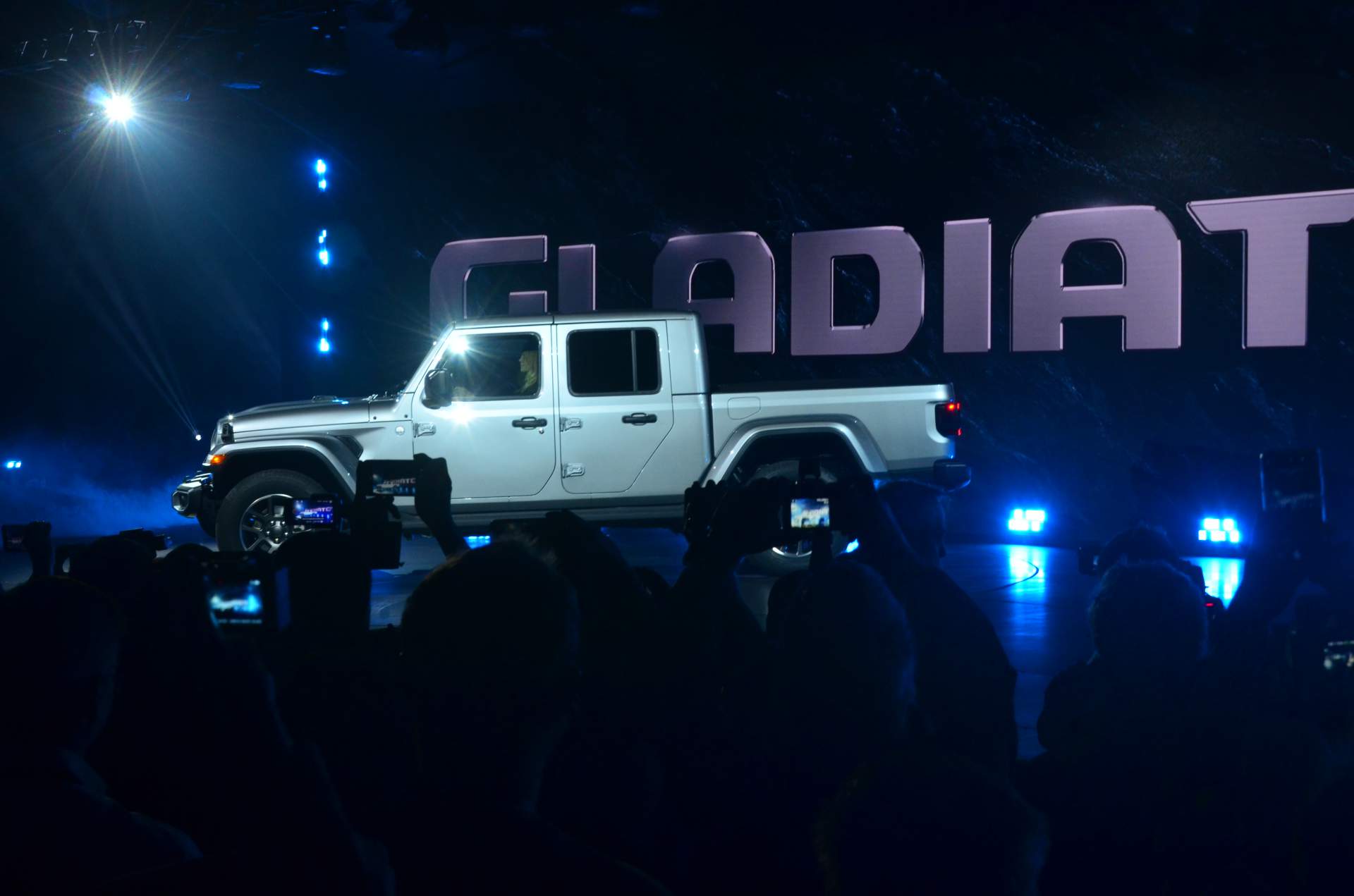 2020 Jeep Gladiator at 2018 LA Auto Show 19 2020 Jeep Gladiator Just Can’t Wait To Tackle Some Off-Road Trails