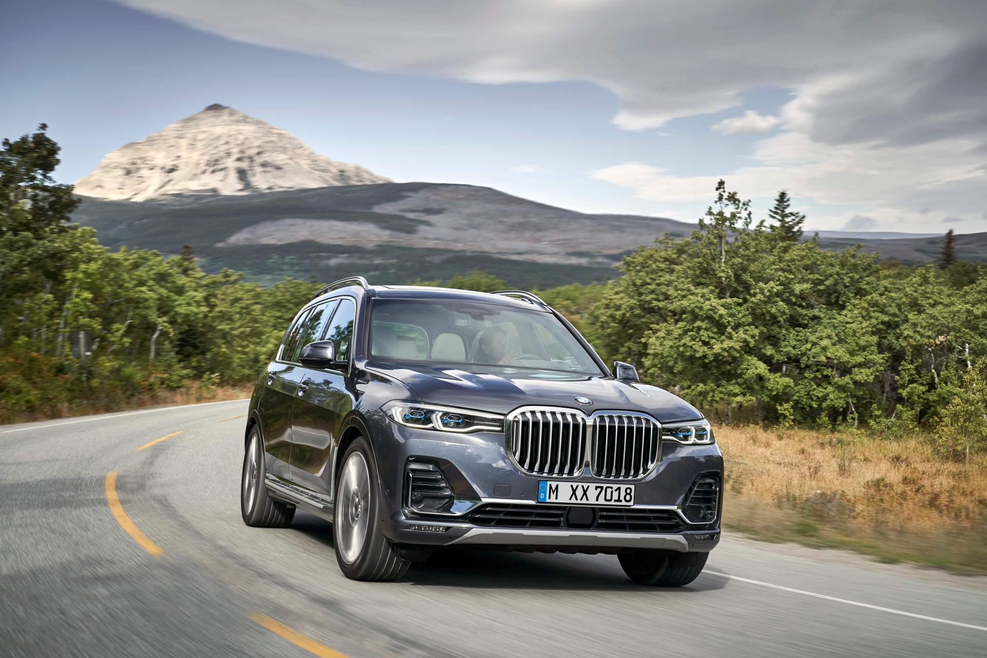 2019 BMW X7 40 The New BMW X7 Is So Big It Barely Fits In The Photos