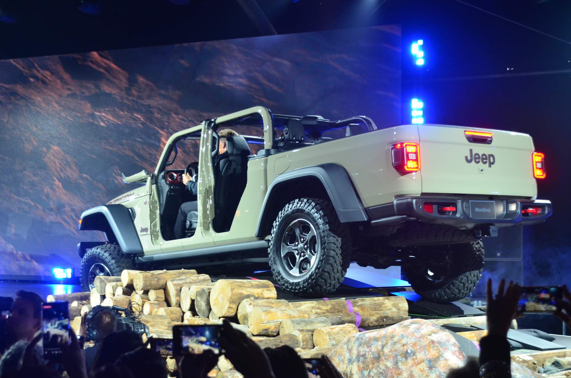 2020 Jeep Gladiator at 2018 LA Auto Show 36 2020 Jeep Gladiator Just Can’t Wait To Tackle Some Off-Road Trails