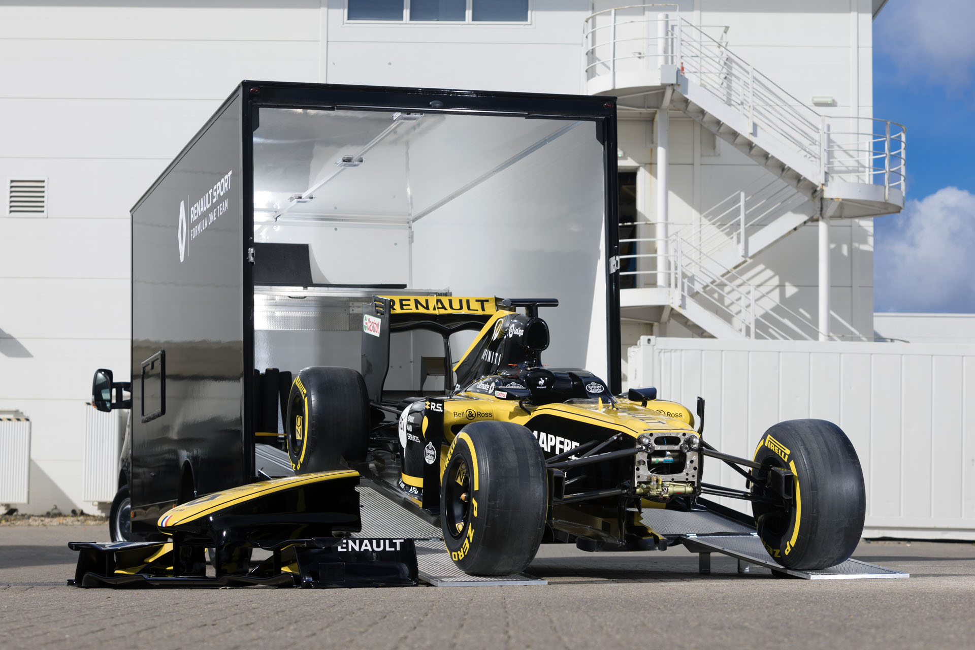 Renault_Master_conversion_scores_points_with_Renault_Sport_Formula_One_Team--15016 copy_1 When It’s In A Hurry, Renault Transports Its F1 Cars Using A Mid-Size Van