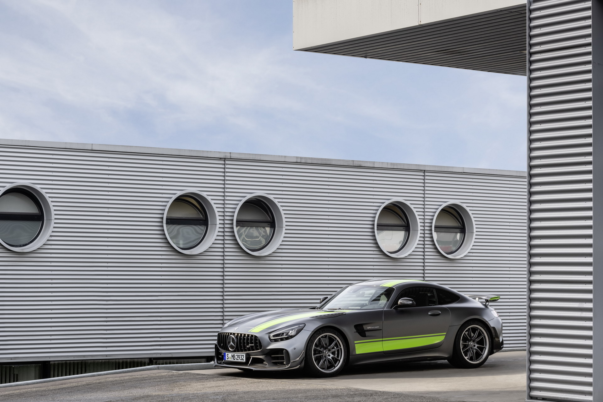 2020 Mercedes-AMG GT and AMG GT R PRO 46 2020 Mercedes-AMG GT R Pro Headlines Updated 2-Door GT Family