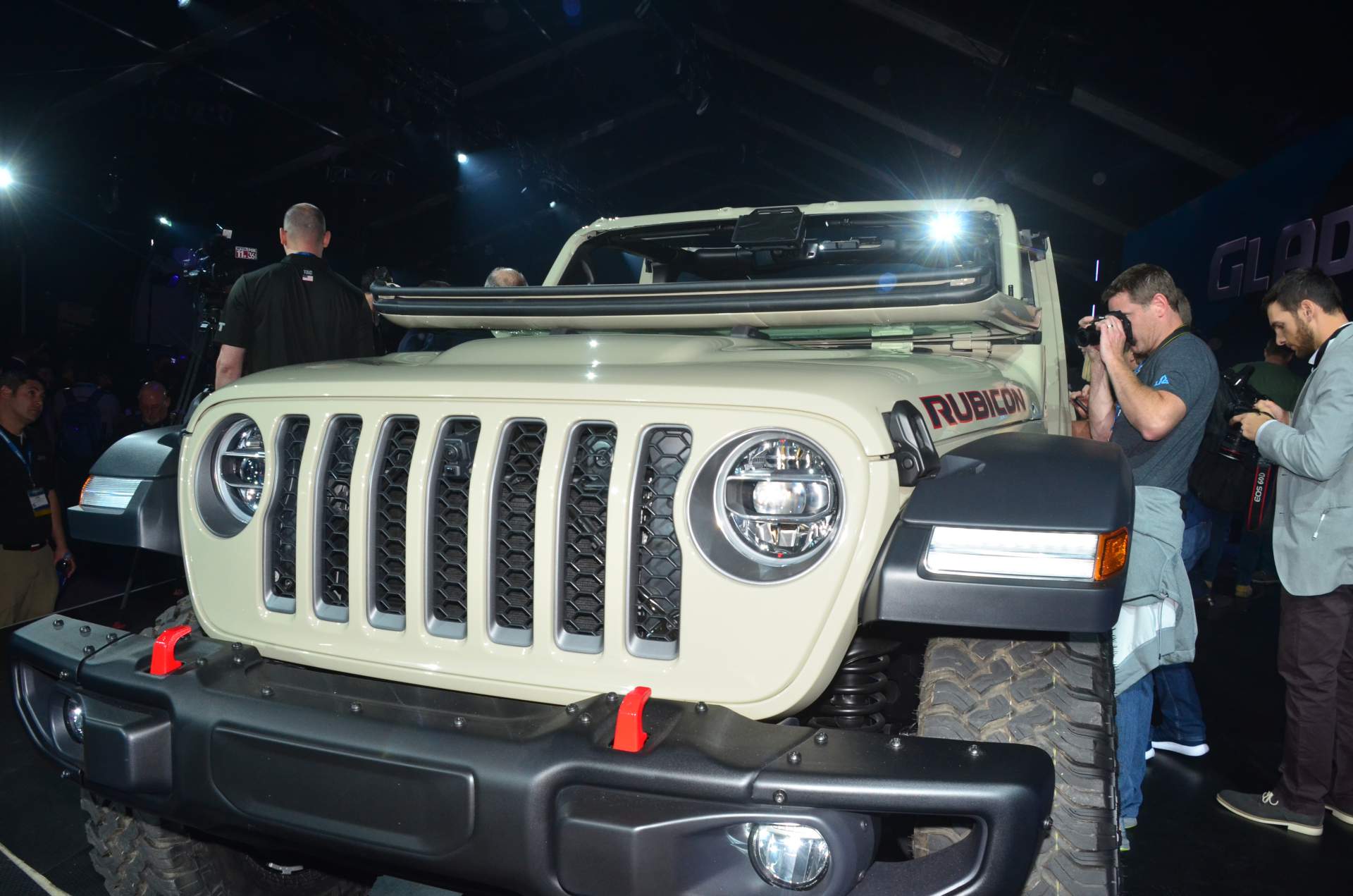 2020 Jeep Gladiator at 2018 LA Auto Show 65 2020 Jeep Gladiator Just Can’t Wait To Tackle Some Off-Road Trails
