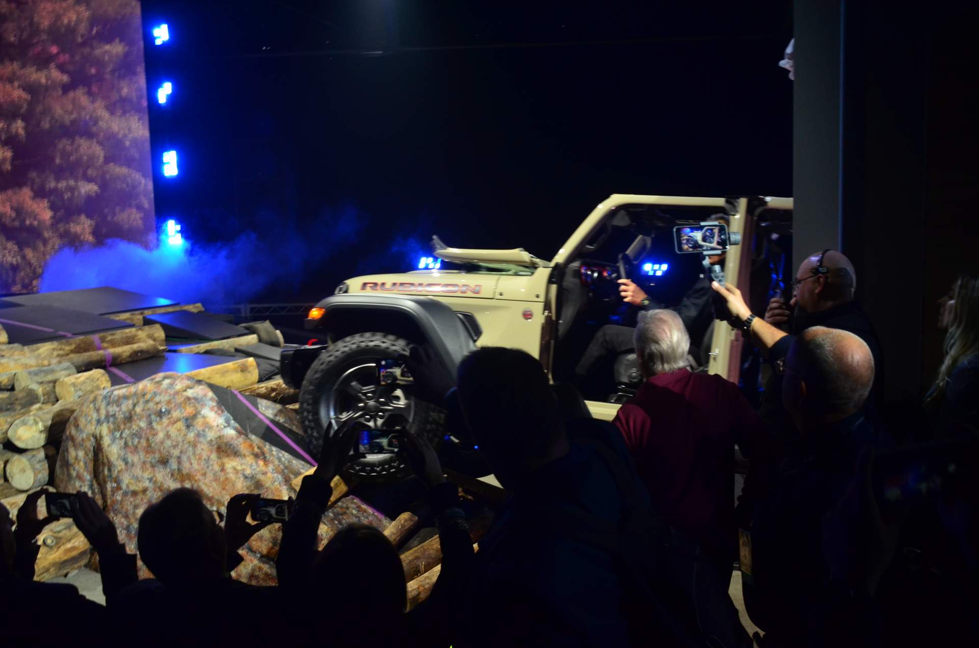 2020 Jeep Gladiator at 2018 LA Auto Show 26 2020 Jeep Gladiator Just Can’t Wait To Tackle Some Off-Road Trails