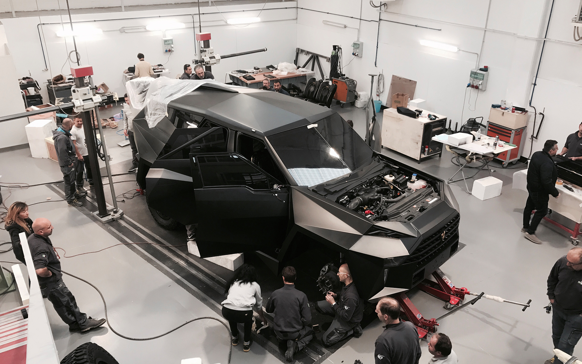 karlmann king la live pics 29 Karlmann King Luxury Truck Is Ready To Put The ‘Gold’ In Golden State