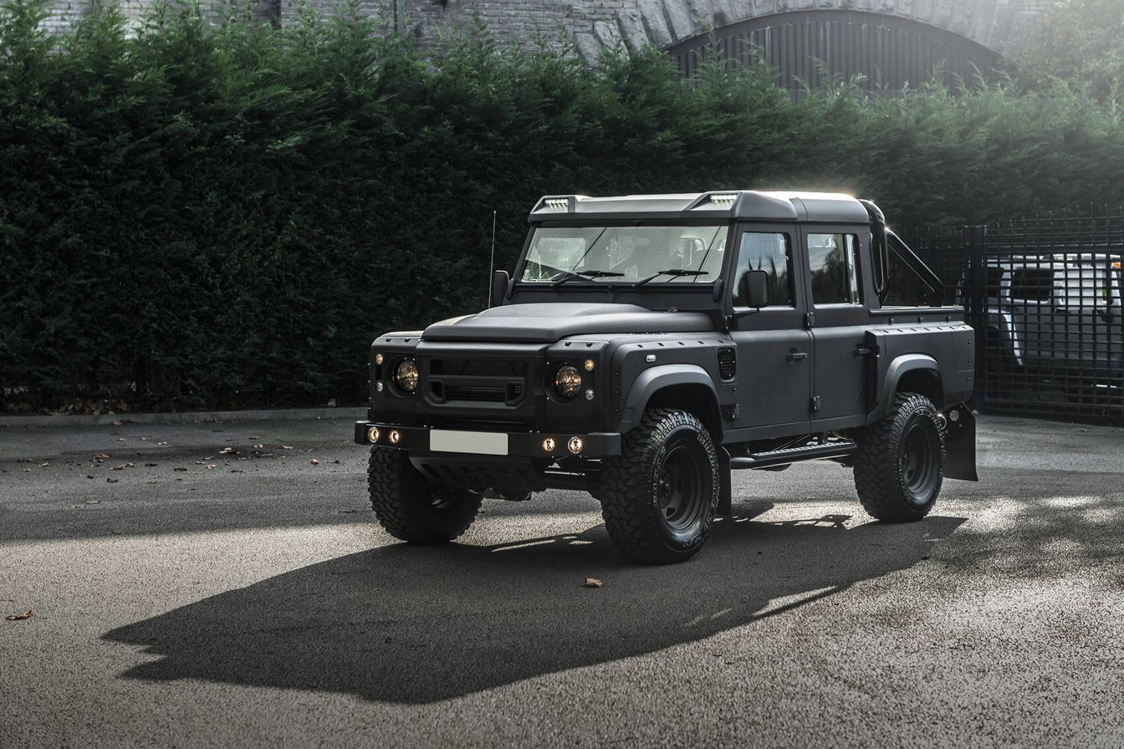 land rover defender kahn design chelsea truck company 8 $90k Bespoke Land Rover Defender Pickup Is Ready For The Armageddon